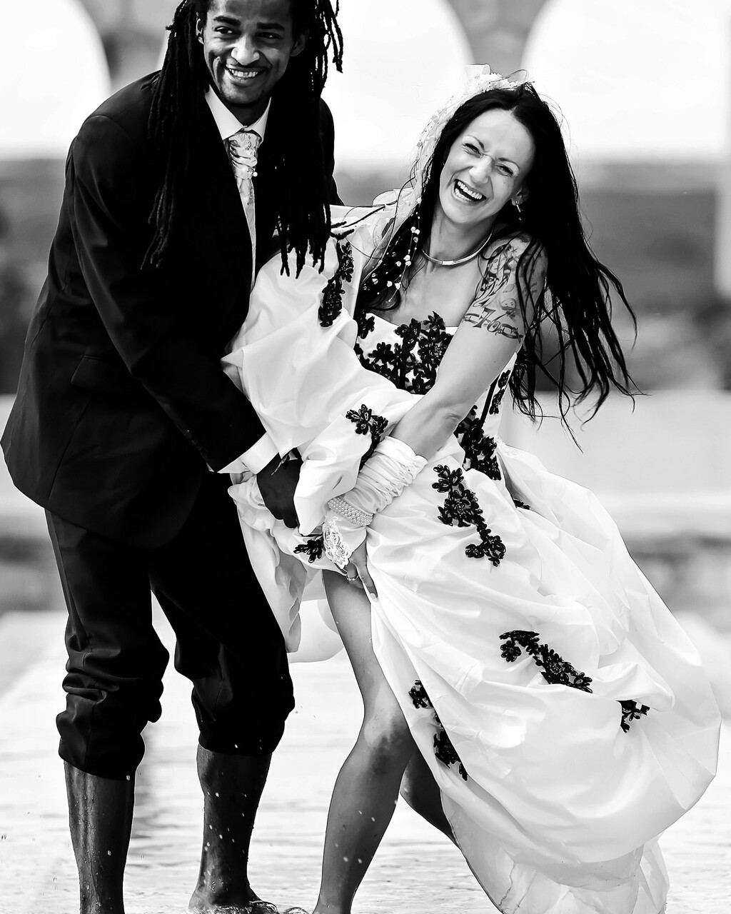 Portrait de mariée en noir et blanc avec bouquet réalisé à Mende
