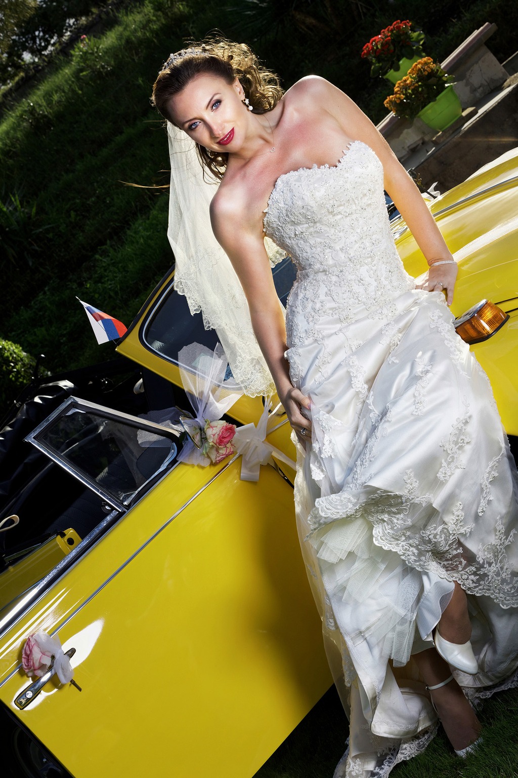 Portrait de mariée avec voiture de collection réalisé dans la Lozère