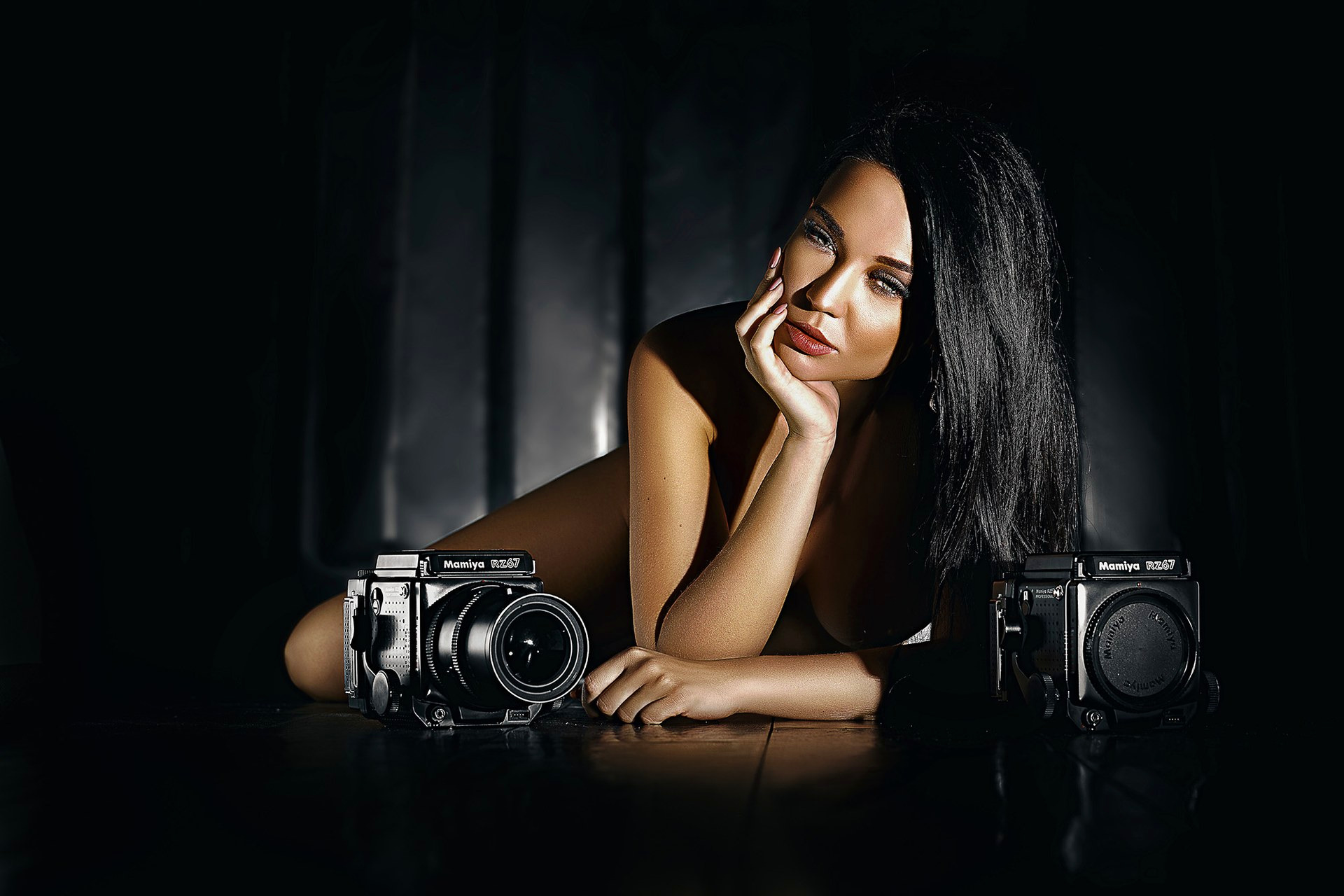 Portrait éditorial en clair-obscur avec deux Mamiya RZ67 pour un client de Mende