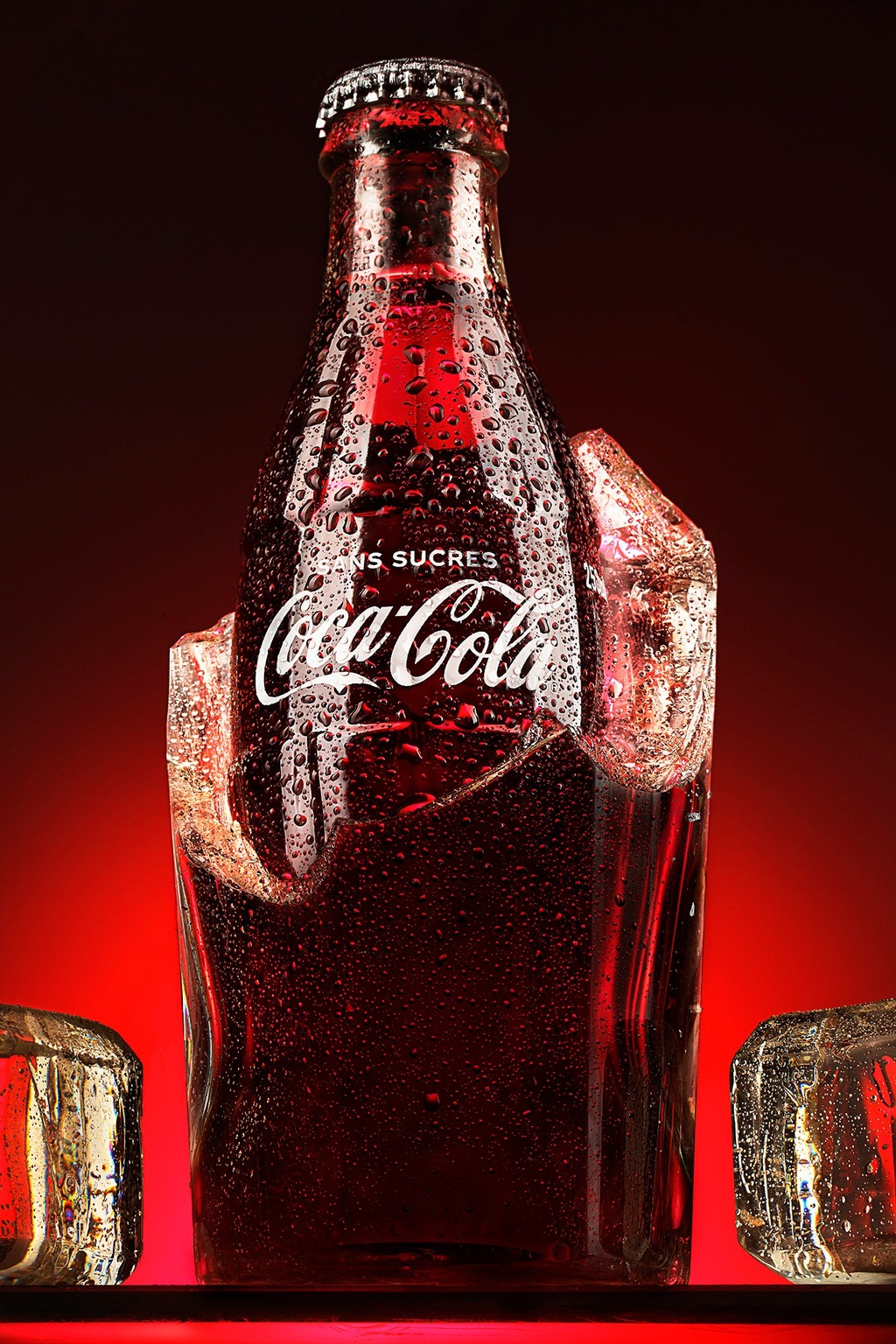 Packshot publicitaire de bouteille de soda sur glace, photographie produit en studio mobile à Mende